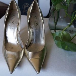 Guess Carrie Pump Gold 8.5 READ DISCRIPTION